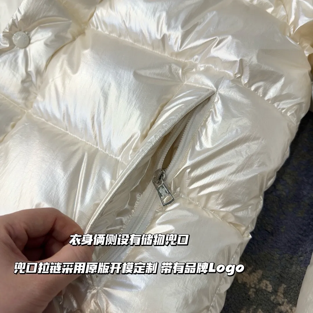 P390 Moncler/ 2026 70 、 。 DNA ， ， 。 Classic ， 、 。 Classic 70 。 Quality， 90 ，Premium Quality ， ，Black ！ Sizes M-3XL